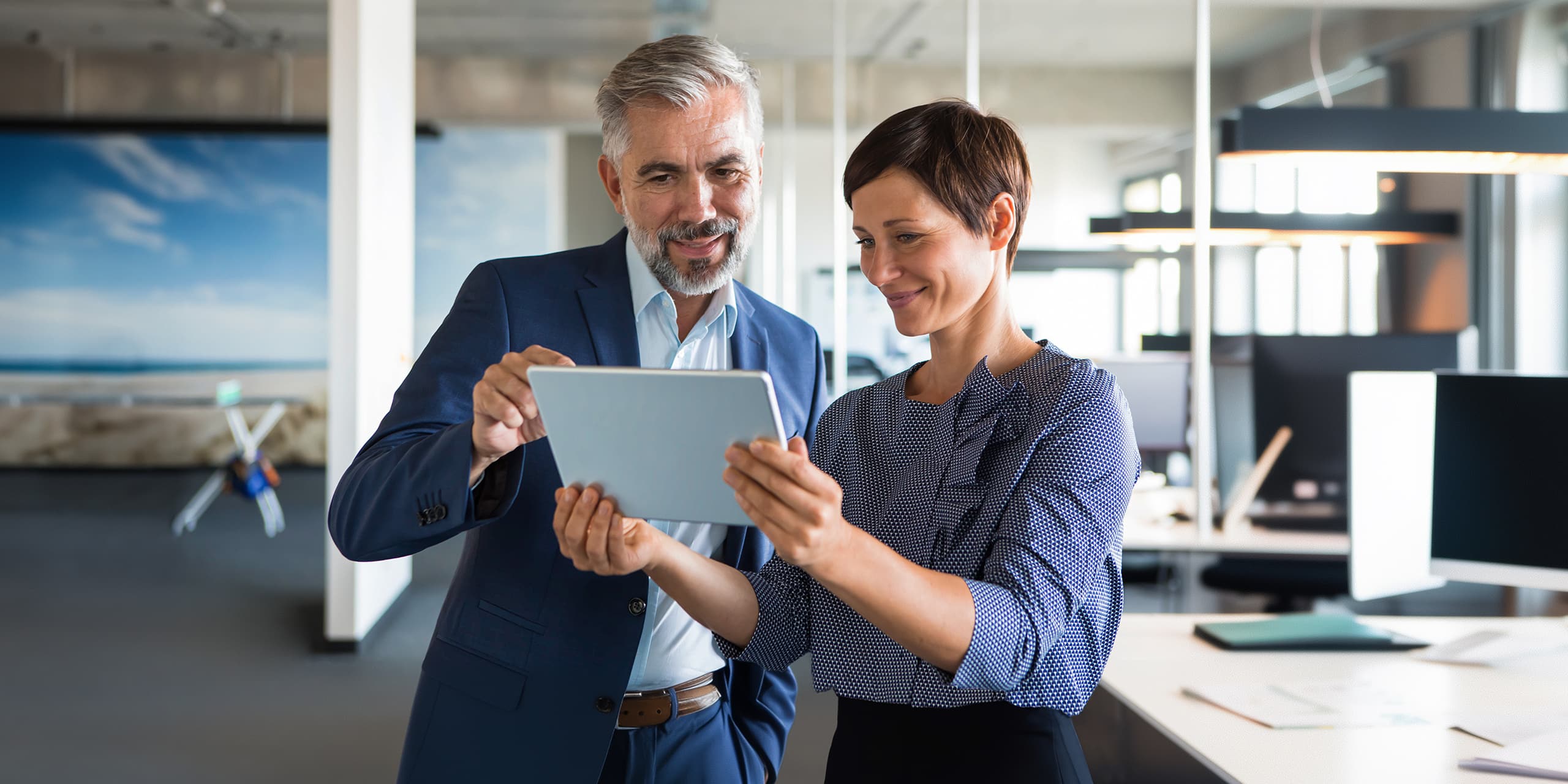 Maklerin zeigt den Interessenten die Vorteile von DBI im Rekrutierungsprozess
