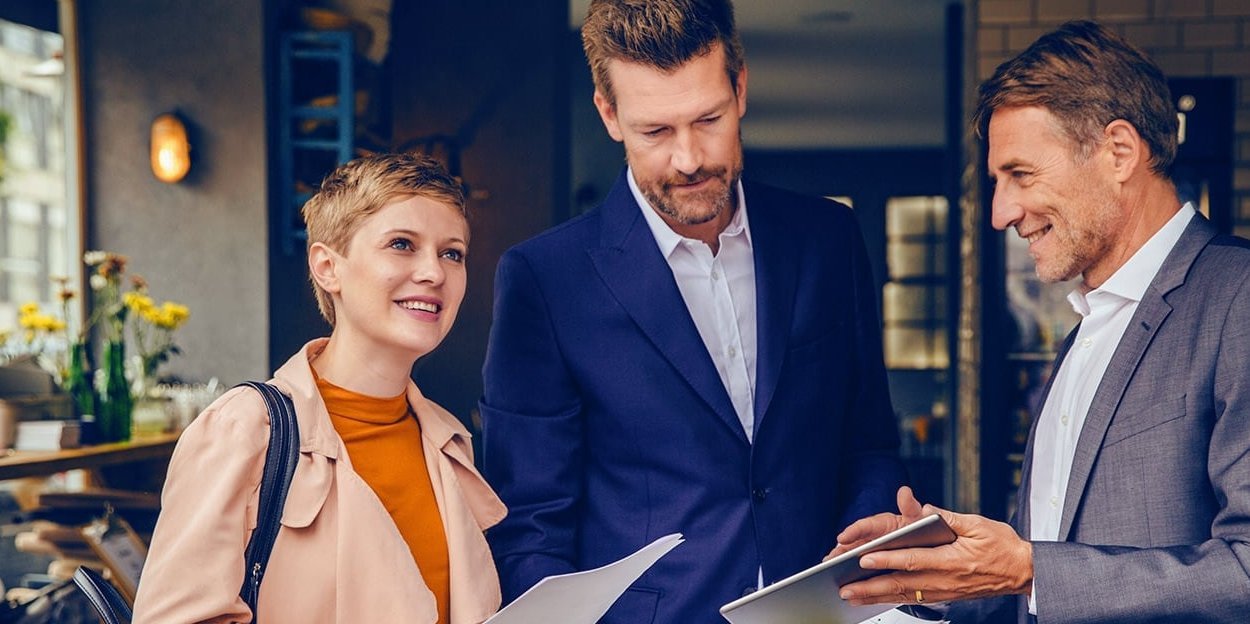 Beispielbild für ein Verkaufsgespräch eines Deutsche Bank Immobilien Maklers