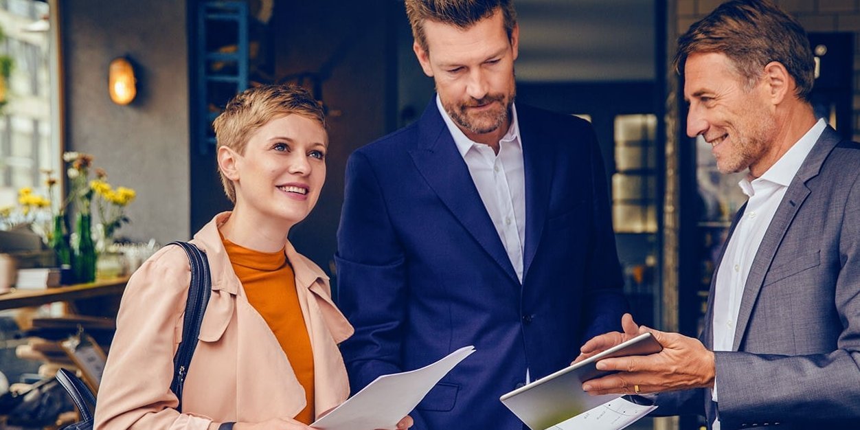 Beispielbild für ein Verkaufsgespräch eines Deutsche Bank Immobilien Maklers