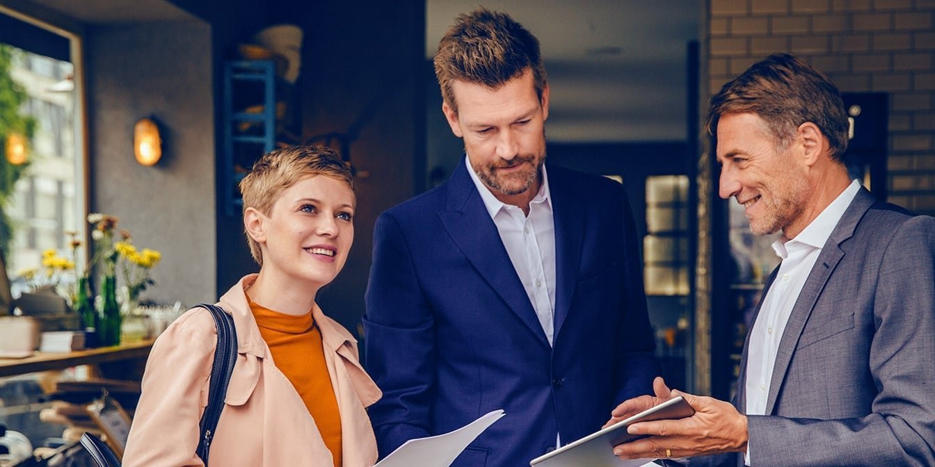 Beispielbild für ein Verkaufsgespräch eines Deutsche Bank Immobilien Maklers