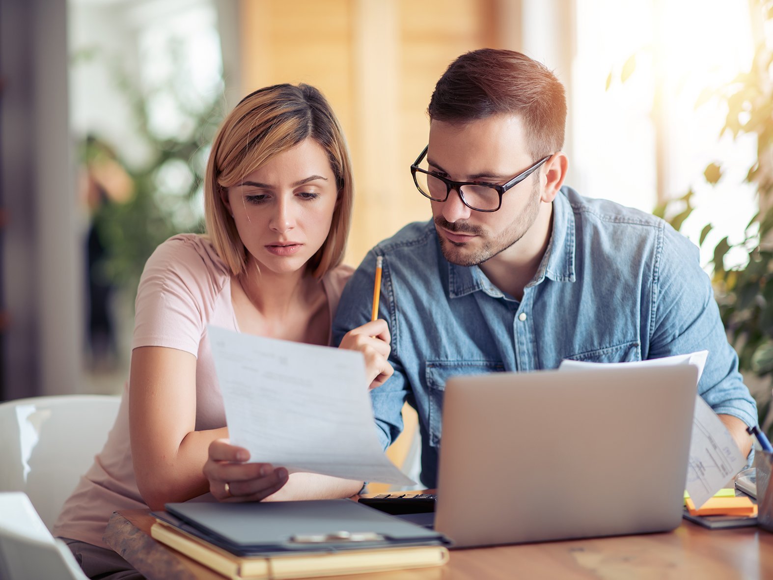 Beispielbild für ein Paar, was sich interessante Immobilien anschaut