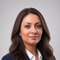 Portraitfoto: Parisa Sada Izadkhastnezami, Gebietsleiterin, Deutsche Bank Immobilien GmbH