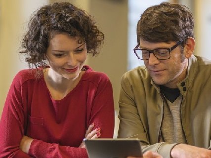 Beispielbild, junges Paar recherchiert am iPad