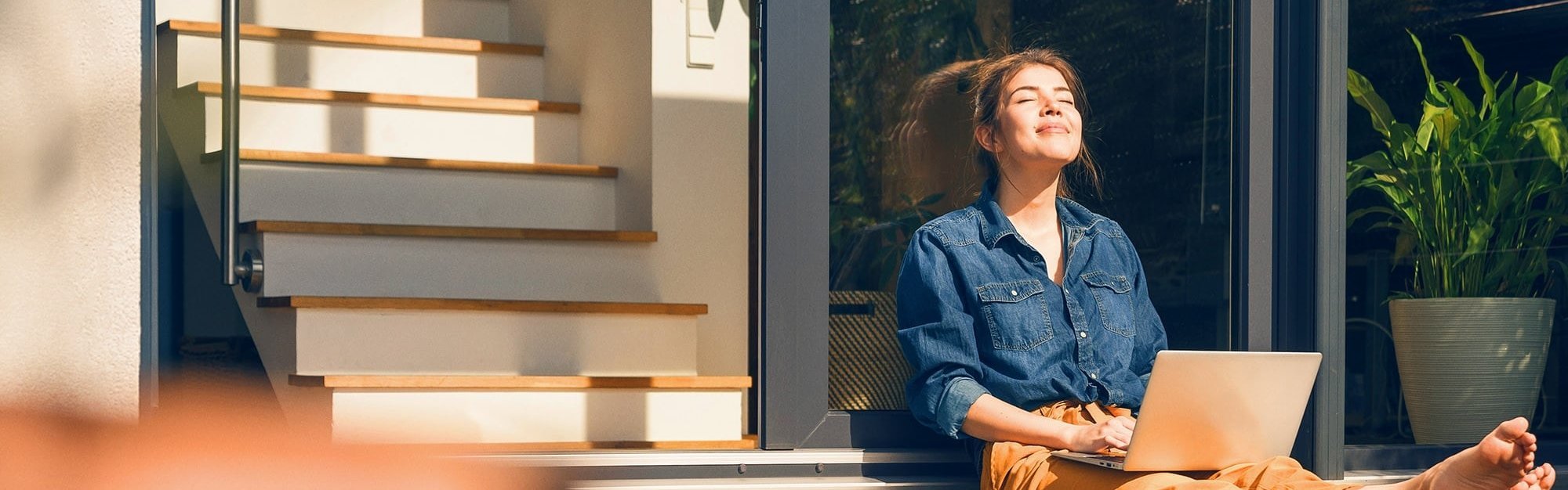 Beispielbild junge Frau recherchiert Immobilien