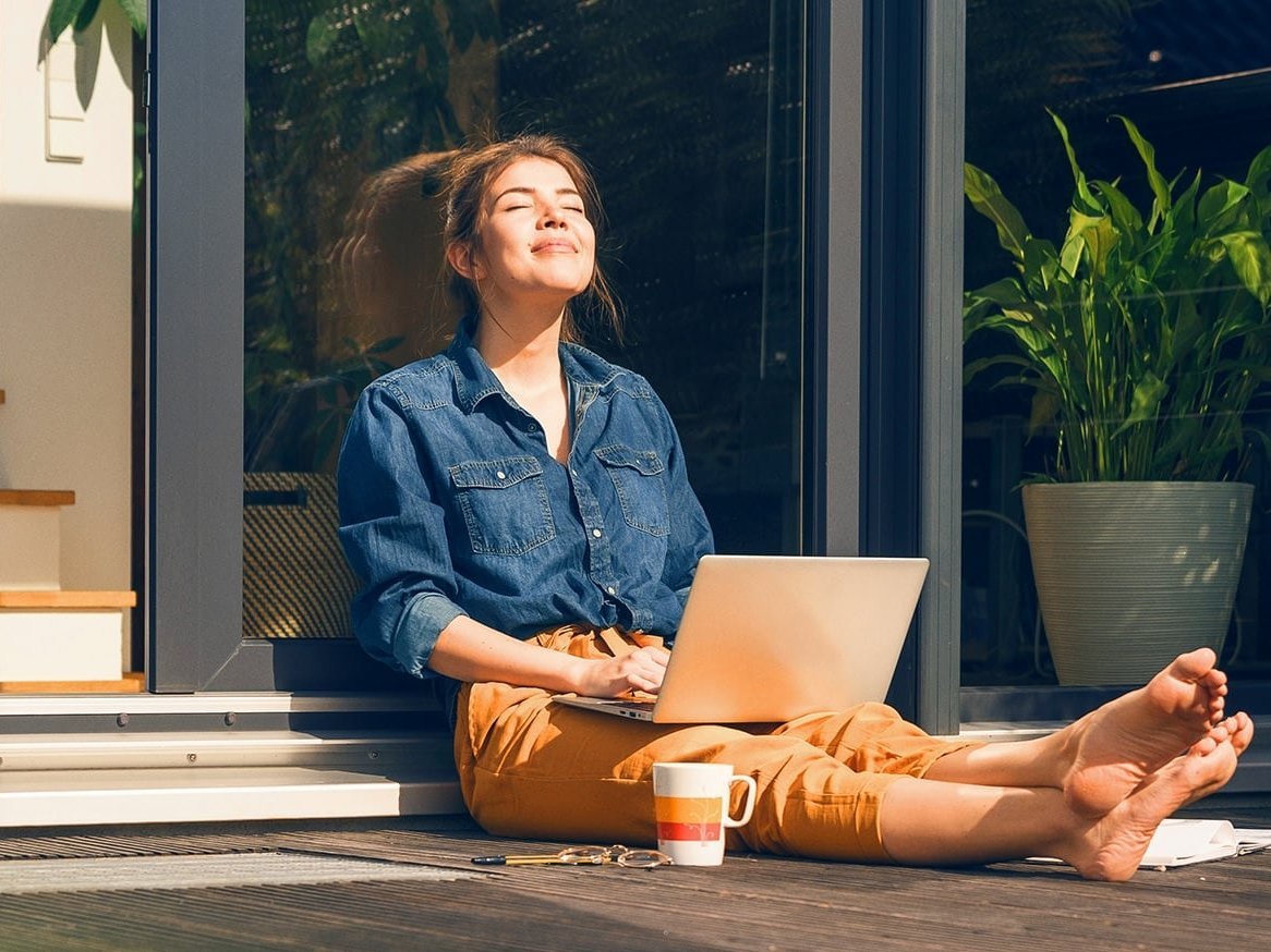 Beispielbild junge Frau recherchiert Immobilien