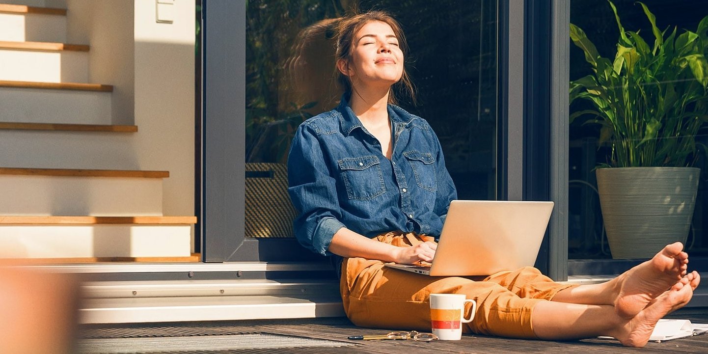 Beispielbild junge Frau recherchiert Immobilien