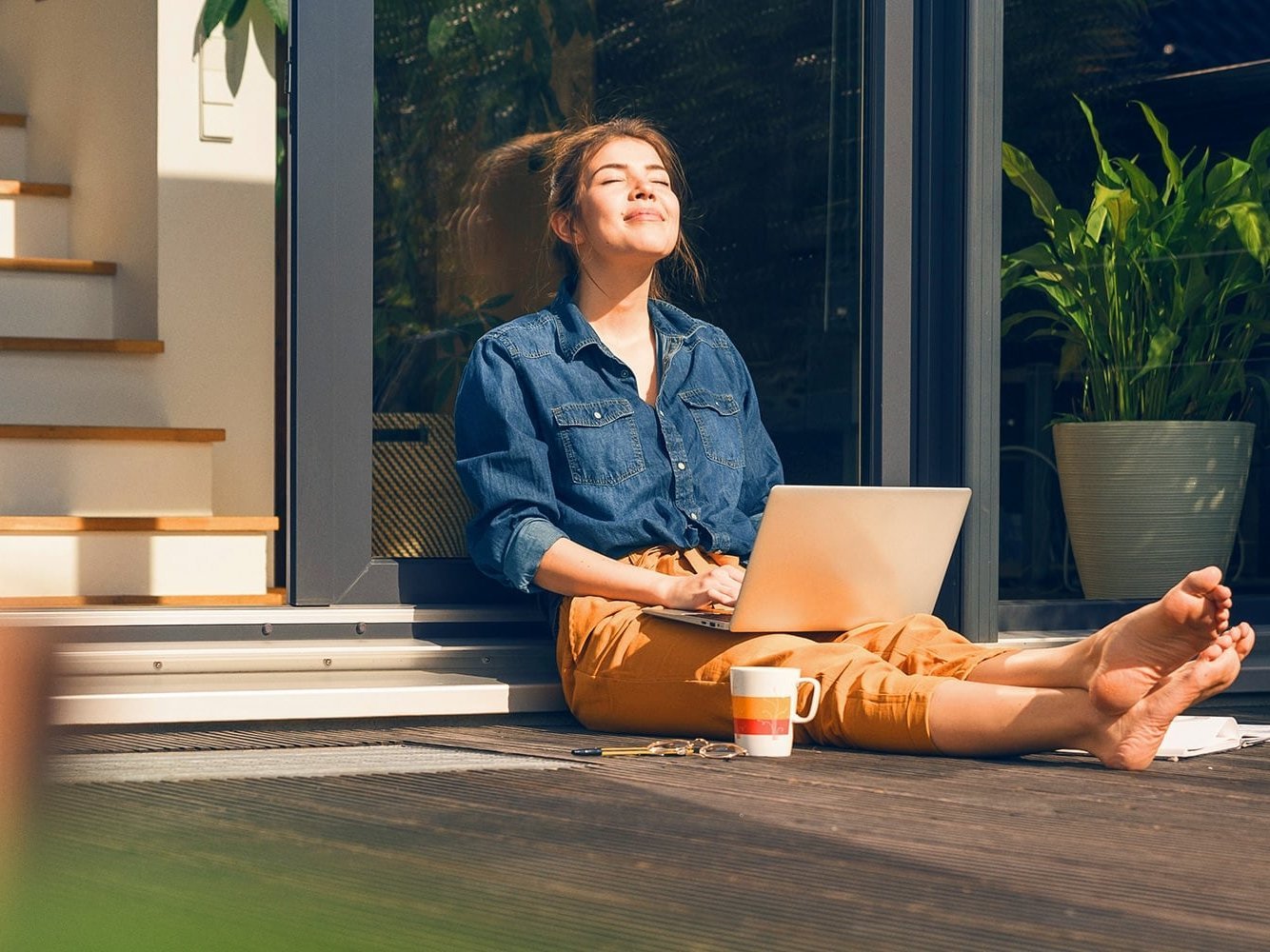 Beispielbild junge Frau recherchiert Immobilien