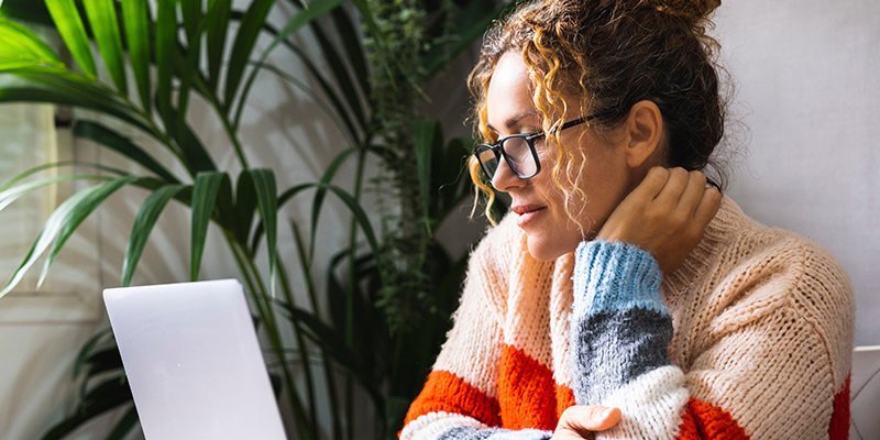 Beispielbild junge Frau recherchiert Immobilien