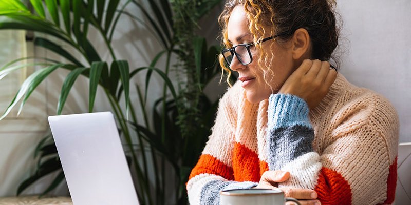 Beispielbild junge Frau recherchiert Immobilien