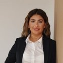 Portraitfoto: Pelin Specht, Nebenberufliche Immobilienberaterin, Deutsche Bank Immobilien GmbH