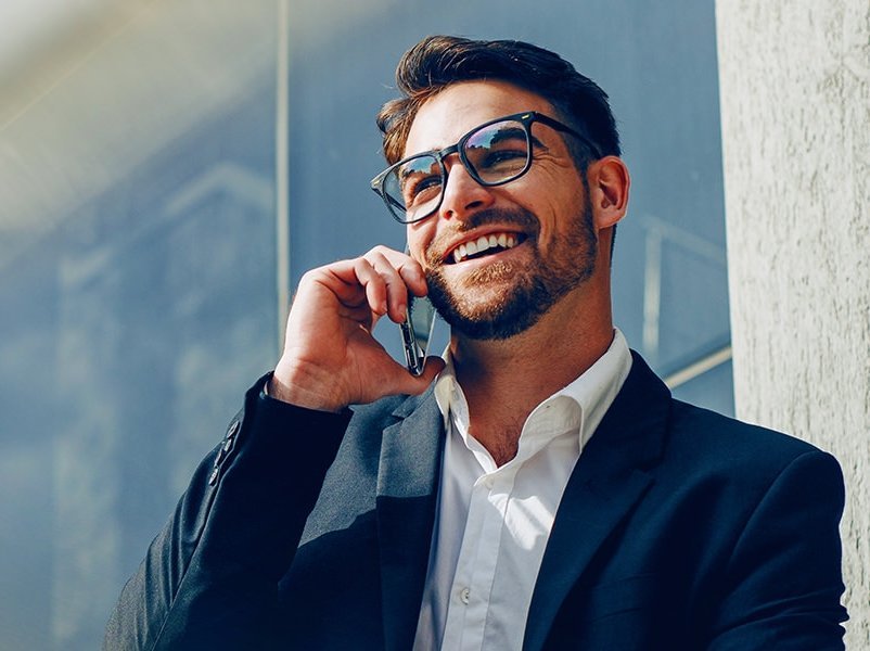 Beispielbild junger Mann telefoniert