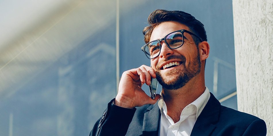 Beispielbild junger Mann telefoniert