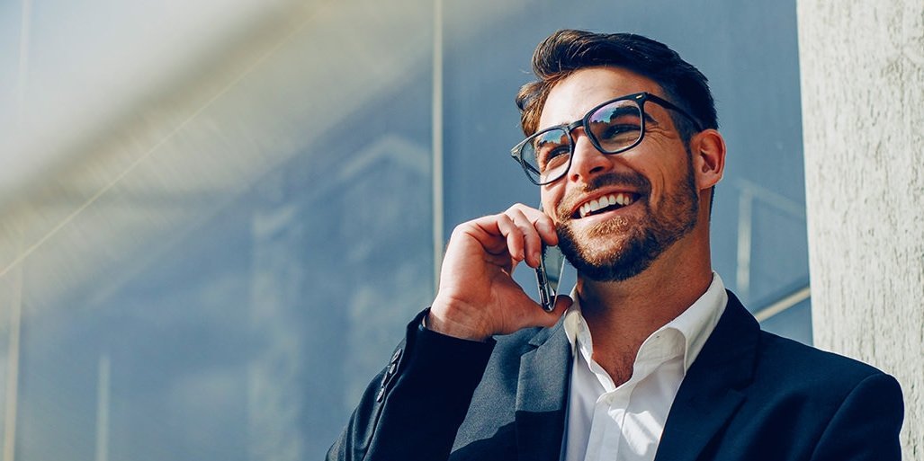 Beispielbild junger Mann telefoniert