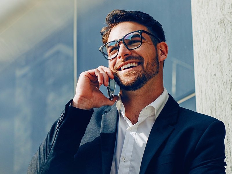 Beispielbild junger Mann telefoniert