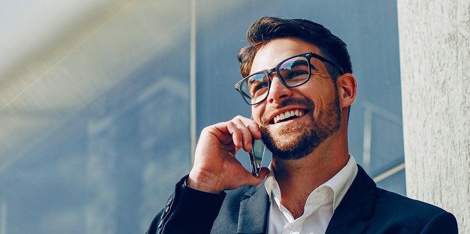 Beispielbild junger Mann telefoniert