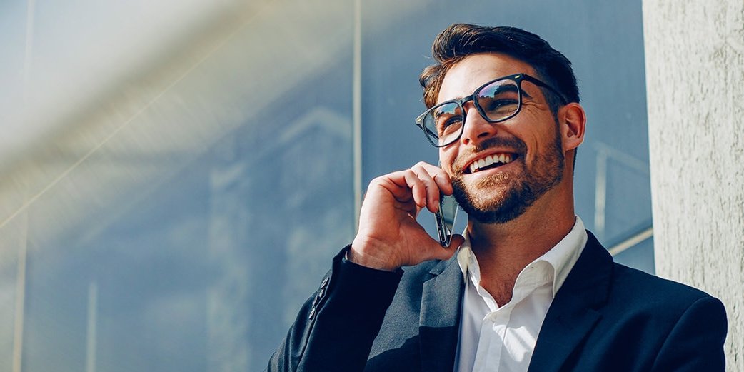 Beispielbild junger Mann telefoniert