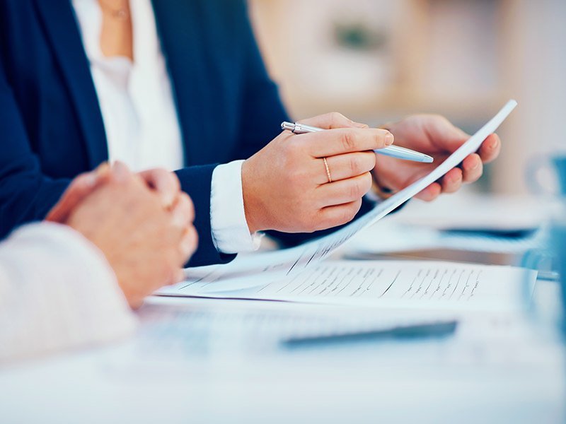 Beispielbild für eine Vertragserläuterung am Tablet