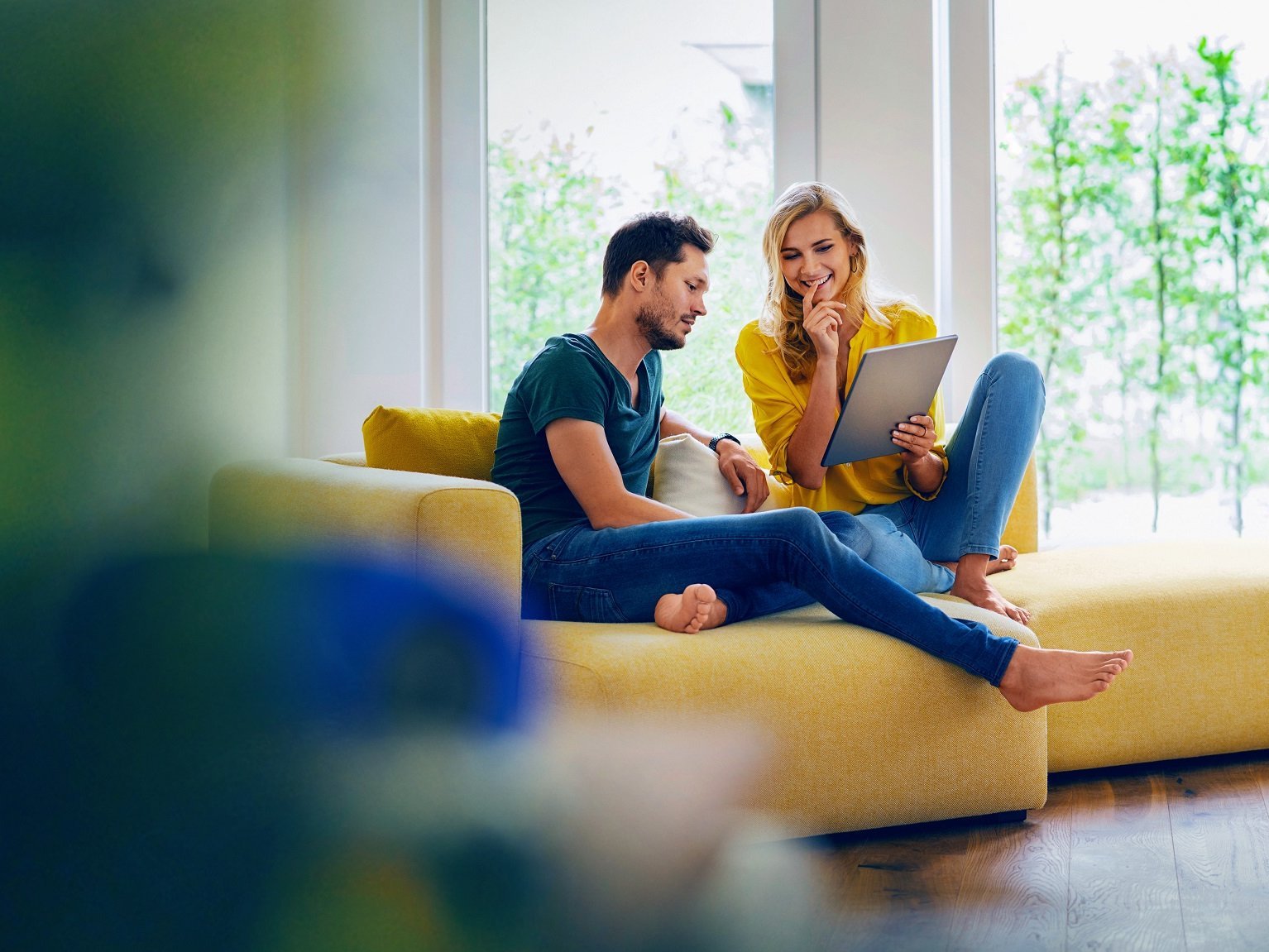 Beispielbild, junges Paar, indoor, glückliches Wohnen