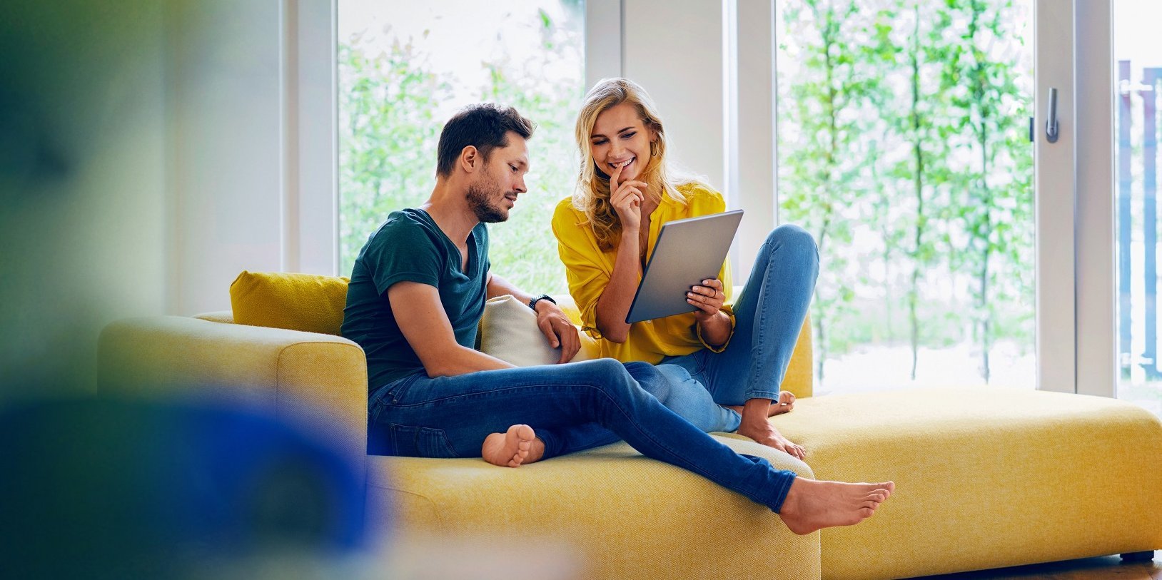 Beispielbild, junges Paar, indoor, glückliches Wohnen