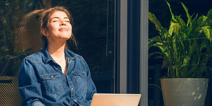 Beispielbild Nummer zwei mit einer jungen Frau, die nach Immobilien recherchiert