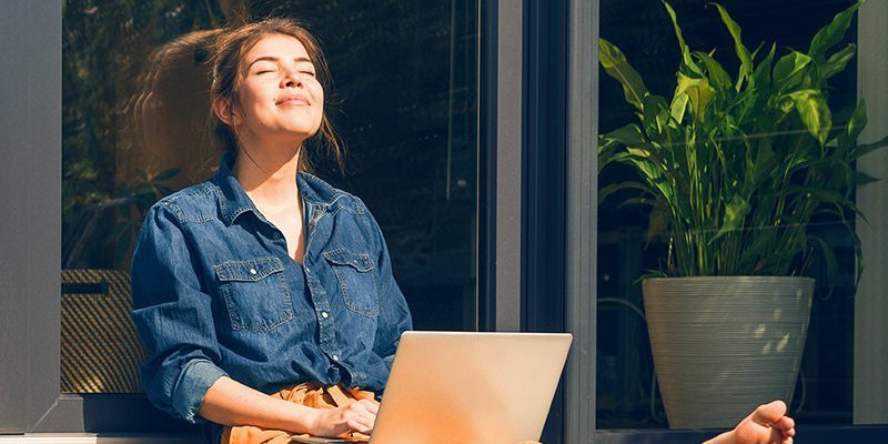 Beispielbild Nummer zwei mit einer jungen Frau, die nach Immobilien recherchiert