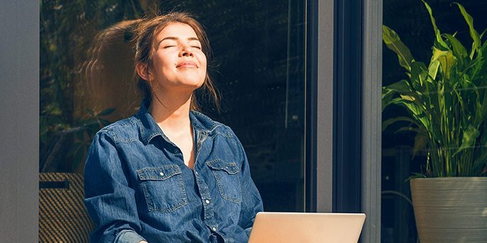 Beispielbild Nummer zwei mit einer jungen Frau, die nach Immobilien recherchiert