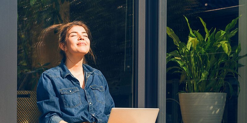 Beispielbild Nummer zwei mit einer jungen Frau, die nach Immobilien recherchiert