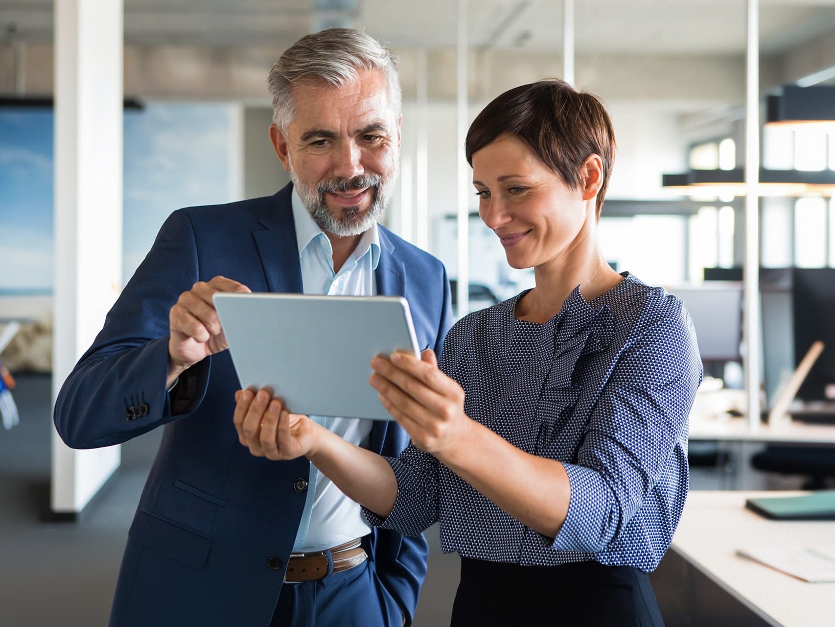 Maklerin zeigt den Interessenten die Vorteile von DBI im Rekrutierungsprozess