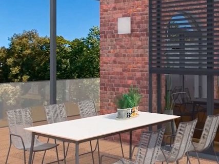 Visualisierung einer modernen Terrasse mit vielen Stühlen, einem weißen Tisch und Blick auf eine Baumallee.