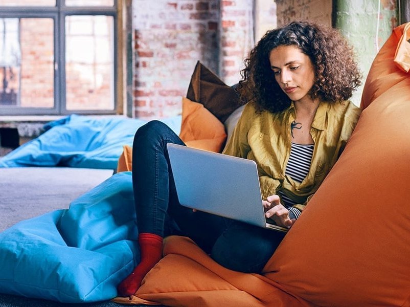 Beispielbild junge Frau recherchiert Immobilien zu Hause