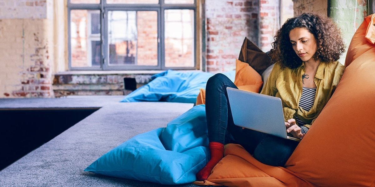 Beispielbild junge Frau recherchiert Immobilien zu Hause