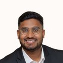 Portraitfoto: Miethunean Ratnarajah, Gebietsleiter, Deutsche Bank Immobilien GmbH