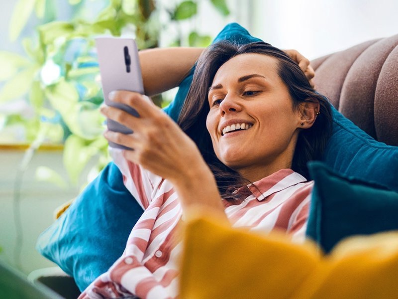 Beispielbild Frau informiert sich am Handy