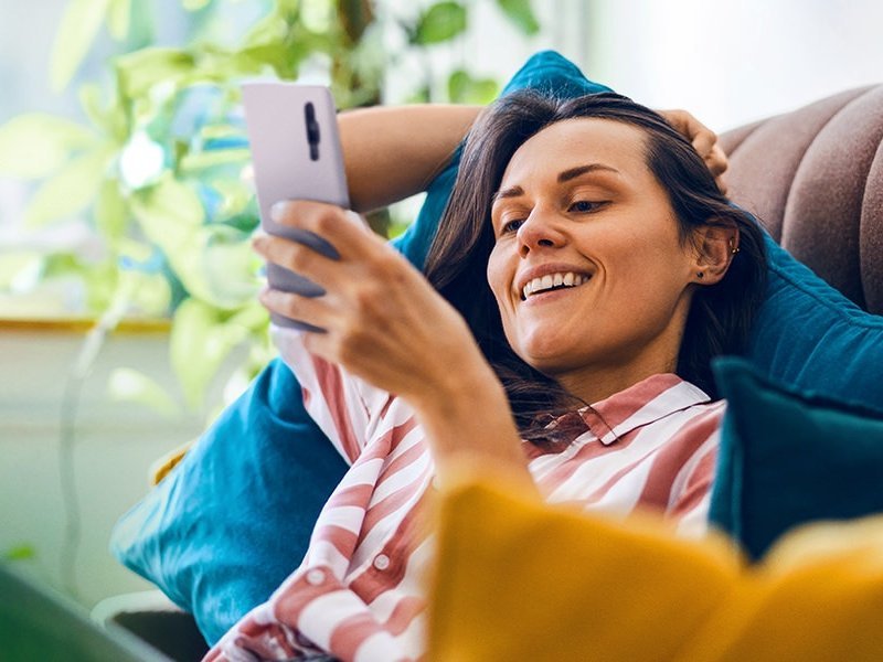 Beispielbild Frau informiert sich am Handy