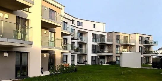 Außenansicht eines modernen Mehrfamilienhauses