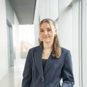 Portraitfoto: Elodie Hefty, Nebenberufliche Immobilienberaterin, Deutsche Bank Immobilien GmbH