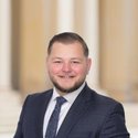 Portraitfoto: Agon Velija, Gebietsleiter, Deutsche Bank Immobilien GmbH