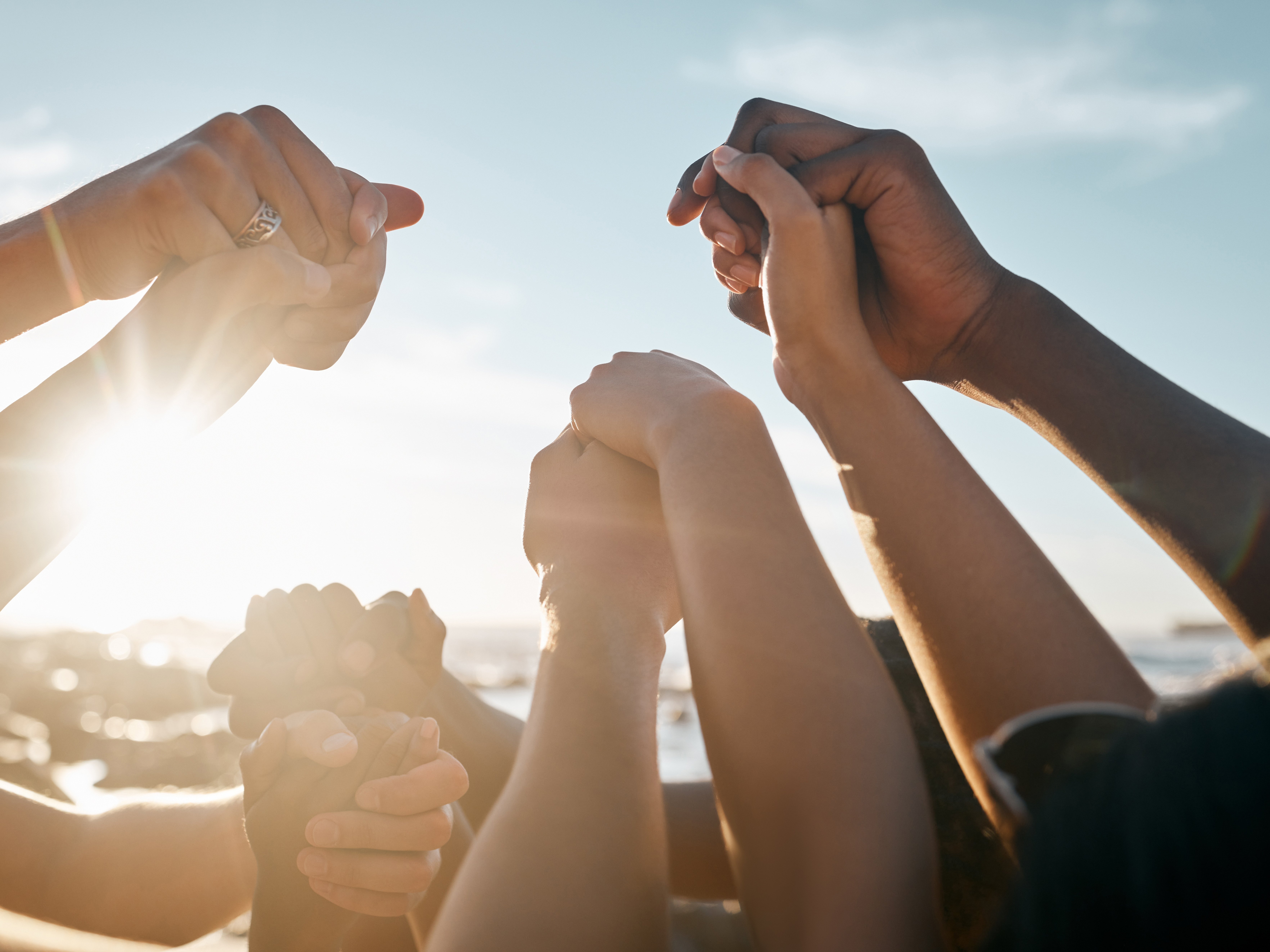 Mehrere Menschen, die ihre Hände halten