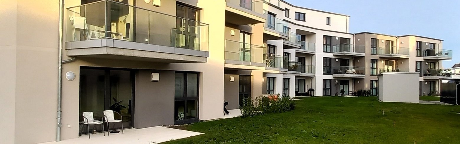 Außenansicht eines modernen Mehrfamilienhauses
