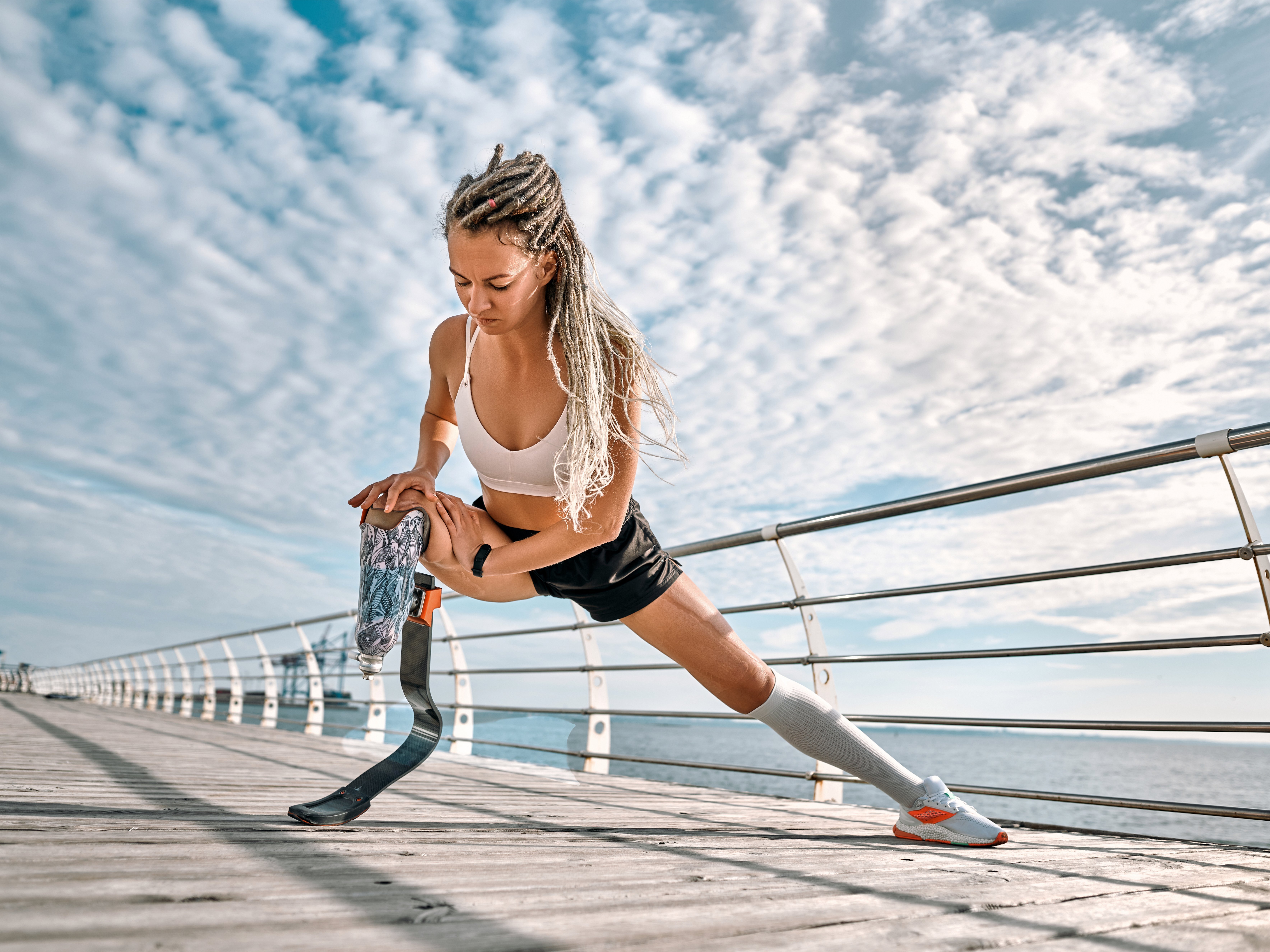Frau mit einer Protese, die Sport macht