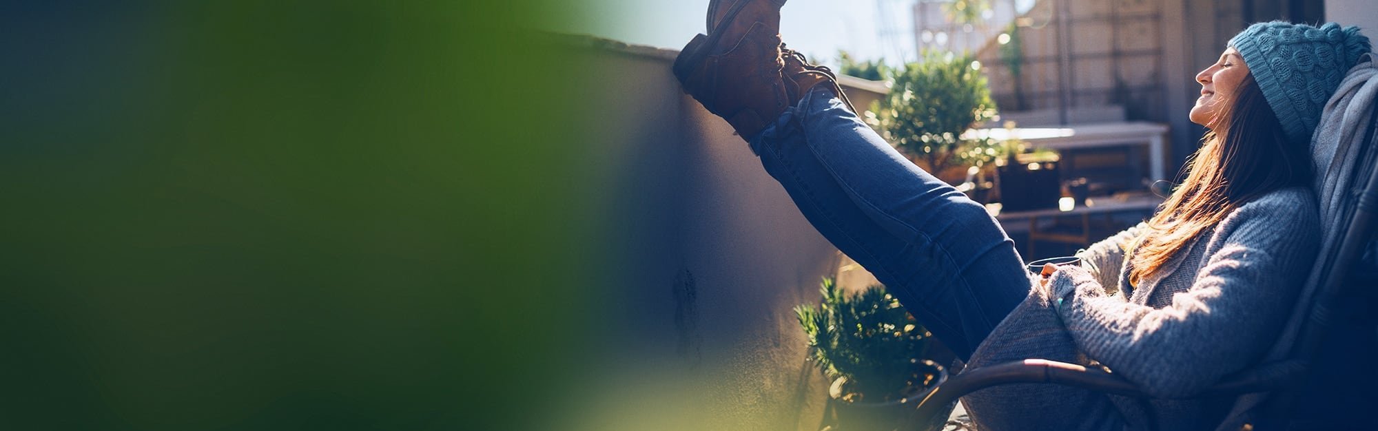 Beispielbild Frau entspannt auf Balkon
