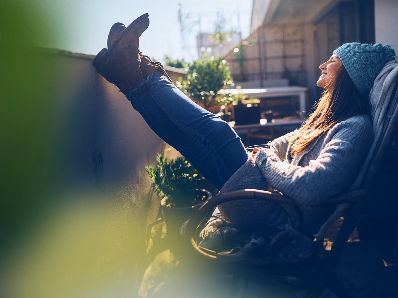 Beispielbild Frau entspannt auf Balkon