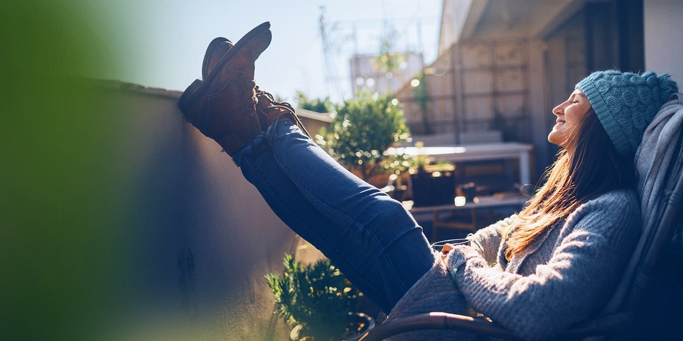 Beispielbild Frau entspannt auf Balkon