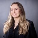 Portraitfoto: Denise Hübner, Gebietsleiterin, Deutsche Bank Immobilien GmbH