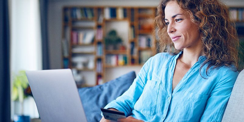 Beispielbild junge Frau recherchiert Immobilien